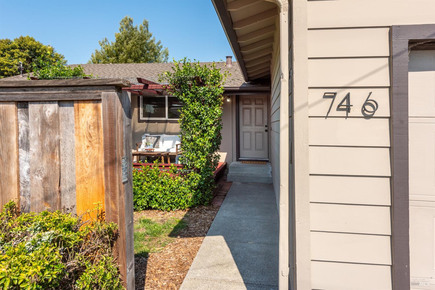 Detail Gallery Image 2 of 33 For 746 Bernadette Ave, Rohnert Park,  CA 94928 - 4 Beds | 2 Baths
