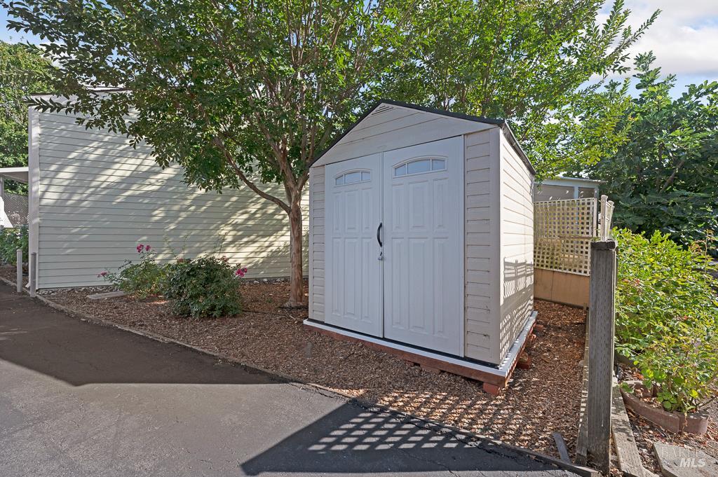 Detail Gallery Image 9 of 38 For 7 Oakwood Dr, Petaluma,  CA 94954 - 3 Beds | 2 Baths