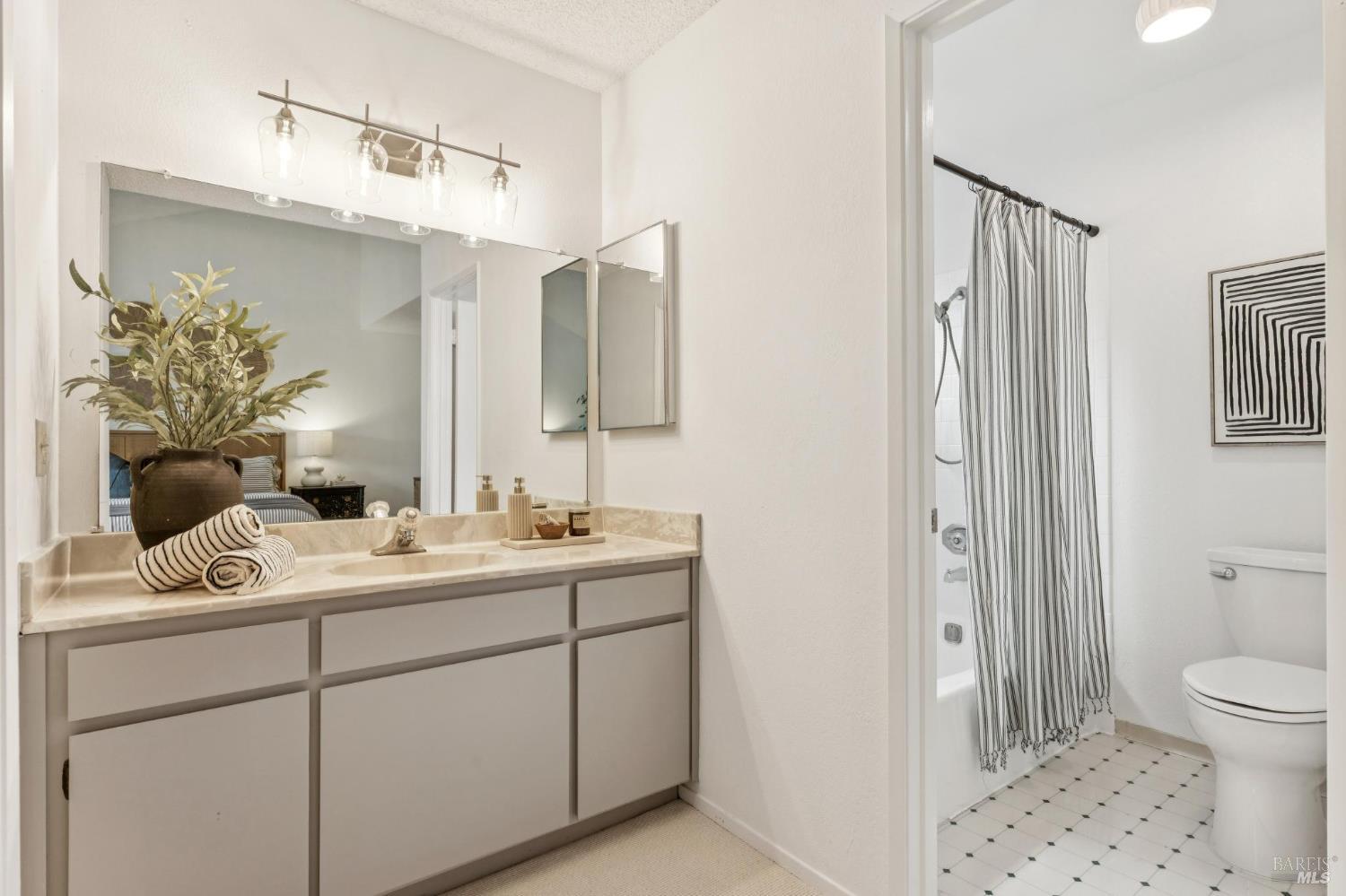 Detail Gallery Image 31 of 48 For 114 Aronia Ln, Novato,  CA 94945 - 3 Beds | 2/1 Baths