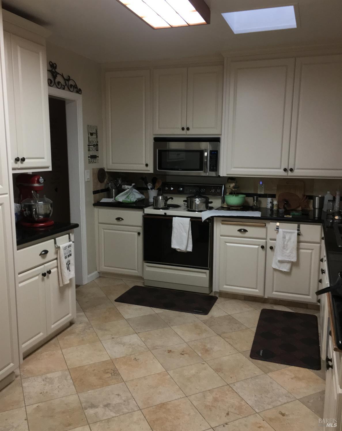 Detail Gallery Image 5 of 11 For 905 Valle Vista Ave, Vallejo,  CA 94590 - 3 Beds | 1/1 Baths