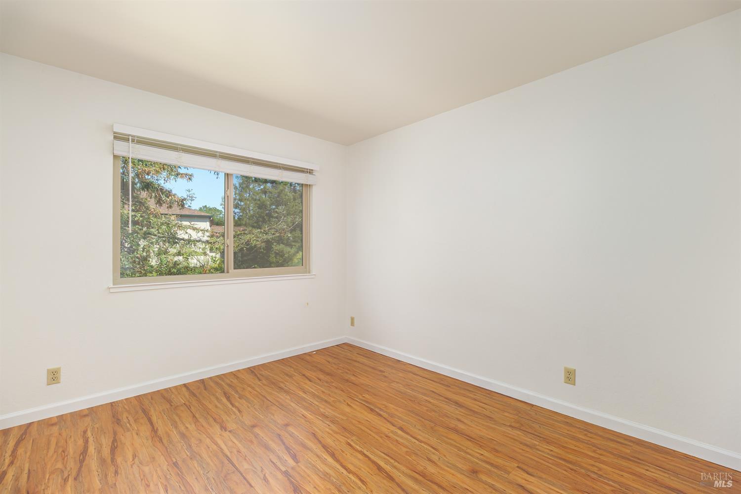 Detail Gallery Image 14 of 23 For 323 Silvio Ln, Novato,  CA 94947 - 2 Beds | 1 Baths