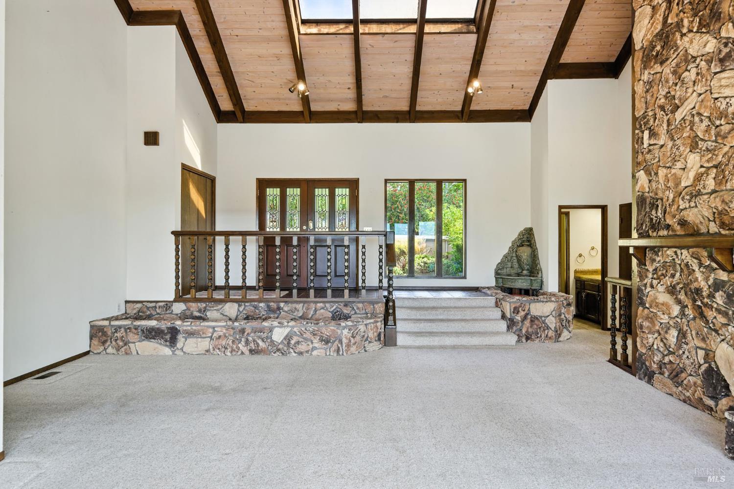 Detail Gallery Image 7 of 55 For 1 Lockton Ln, Novato,  CA 94945 - 4 Beds | 2/1 Baths
