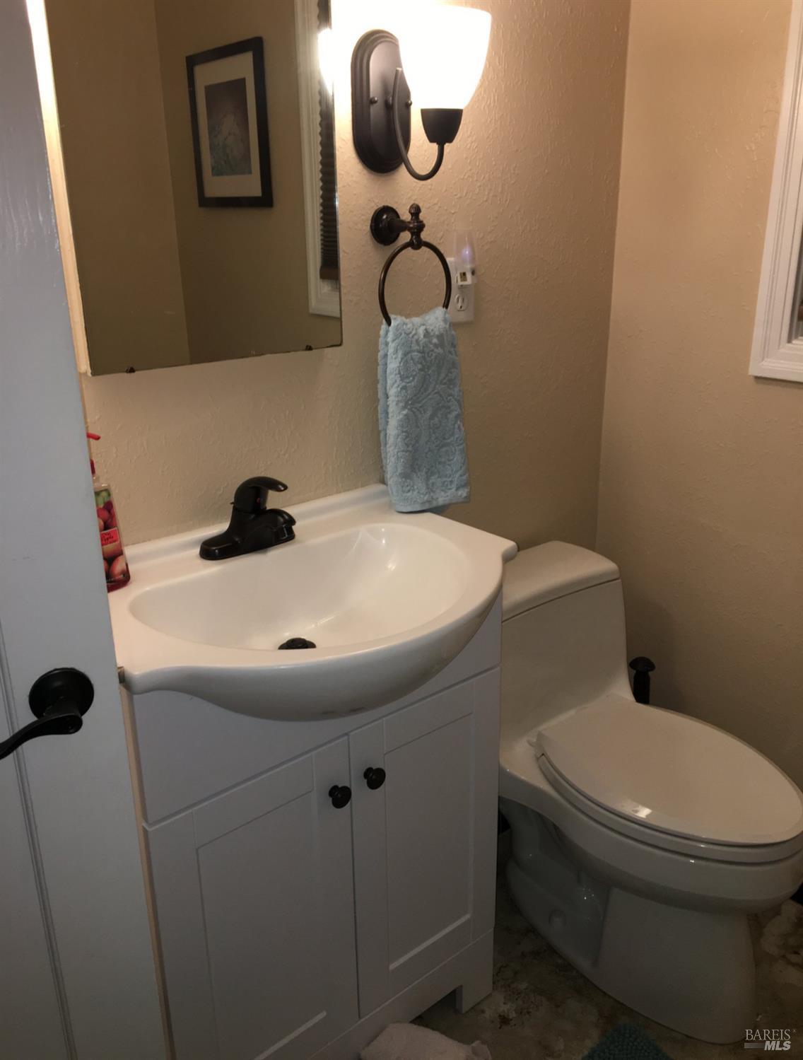 Detail Gallery Image 9 of 11 For 905 Valle Vista Ave, Vallejo,  CA 94590 - 3 Beds | 1/1 Baths