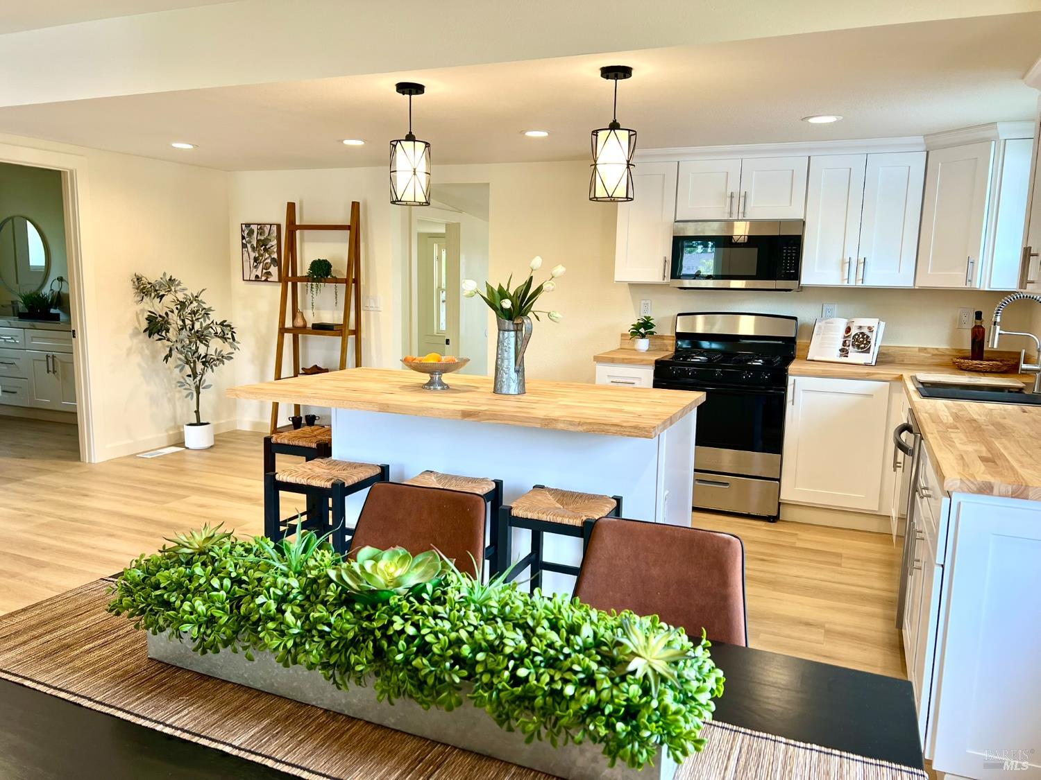Detail Gallery Image 8 of 17 For 1617 G St, Napa,  CA 94559 - 2 Beds | 1 Baths