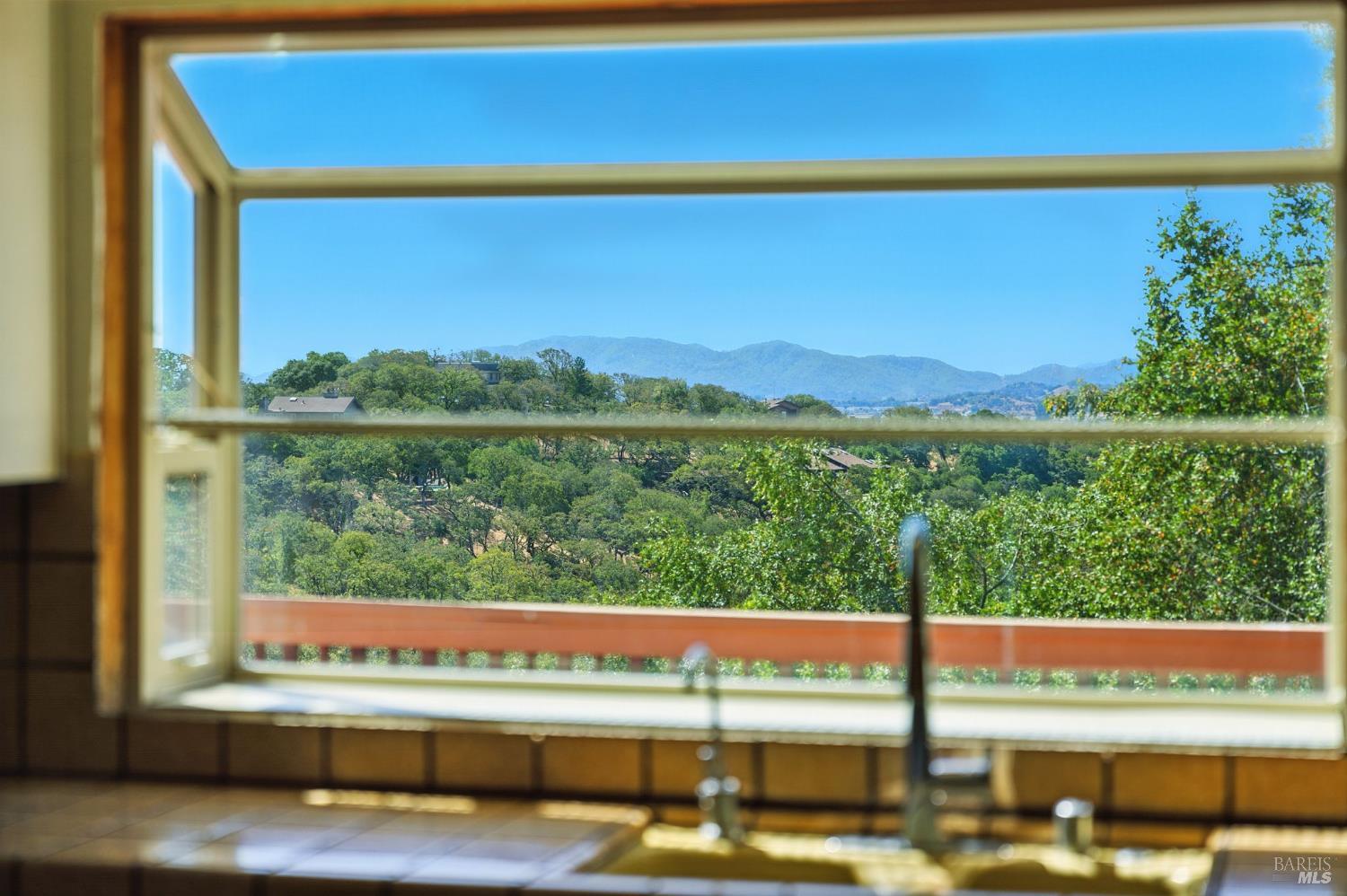 Detail Gallery Image 17 of 55 For 1 Lockton Ln, Novato,  CA 94945 - 4 Beds | 2/1 Baths