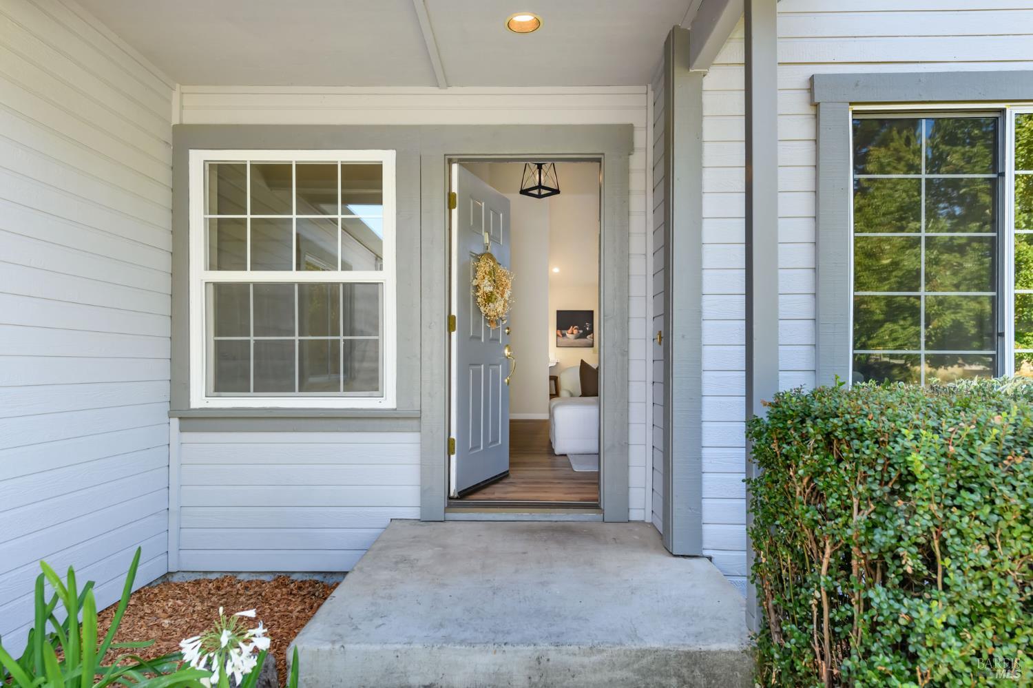 Detail Gallery Image 3 of 29 For 5086 Charmian Dr, Santa Rosa,  CA 95409 - 3 Beds | 2 Baths