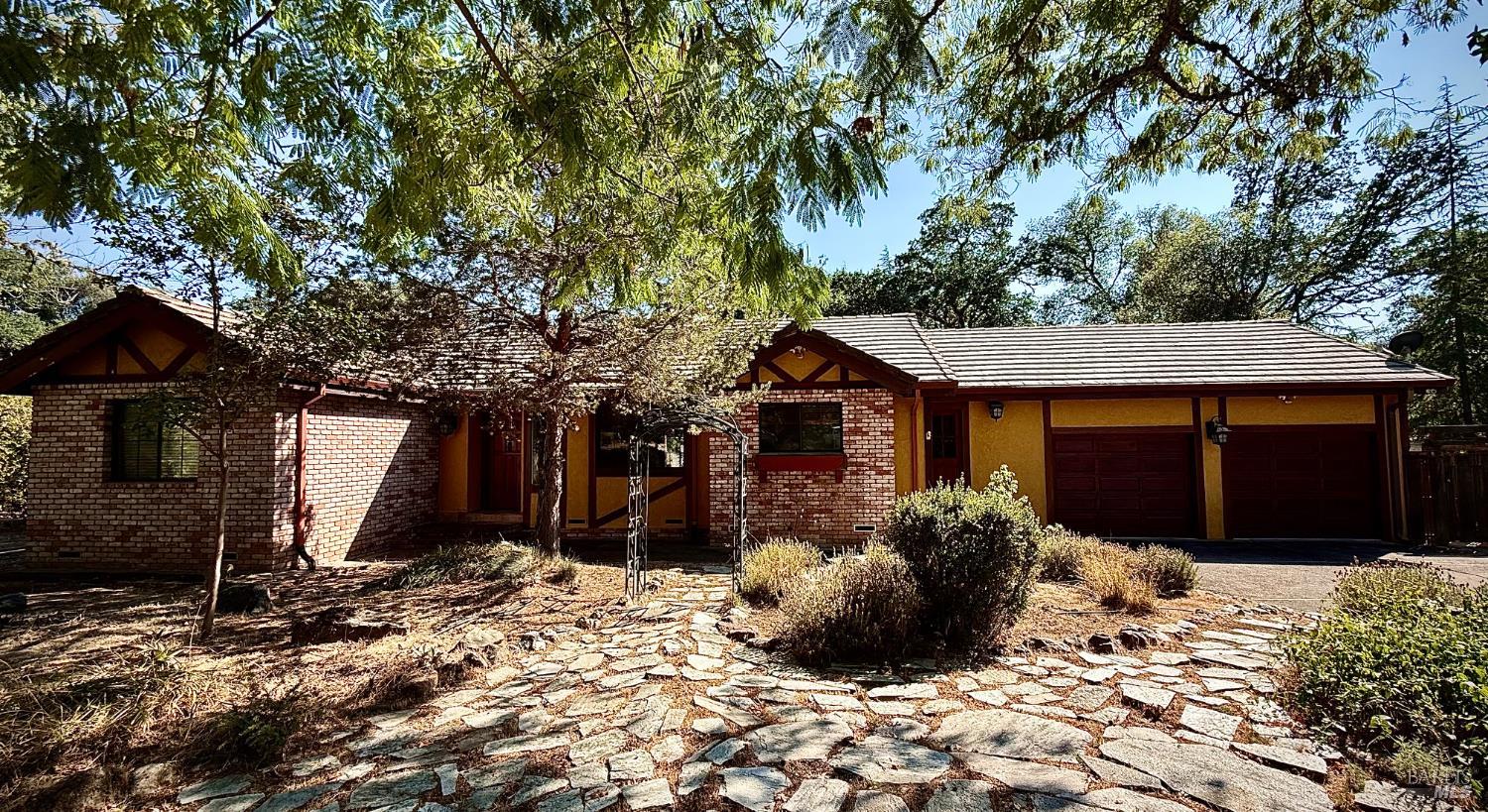 Detail Gallery Image 1 of 31 For 1461 Meadow Dr, Ukiah,  CA 95482 - 3 Beds | 1/1 Baths