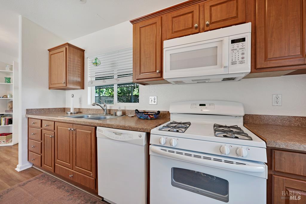 Detail Gallery Image 16 of 38 For 7 Oakwood Dr, Petaluma,  CA 94954 - 3 Beds | 2 Baths
