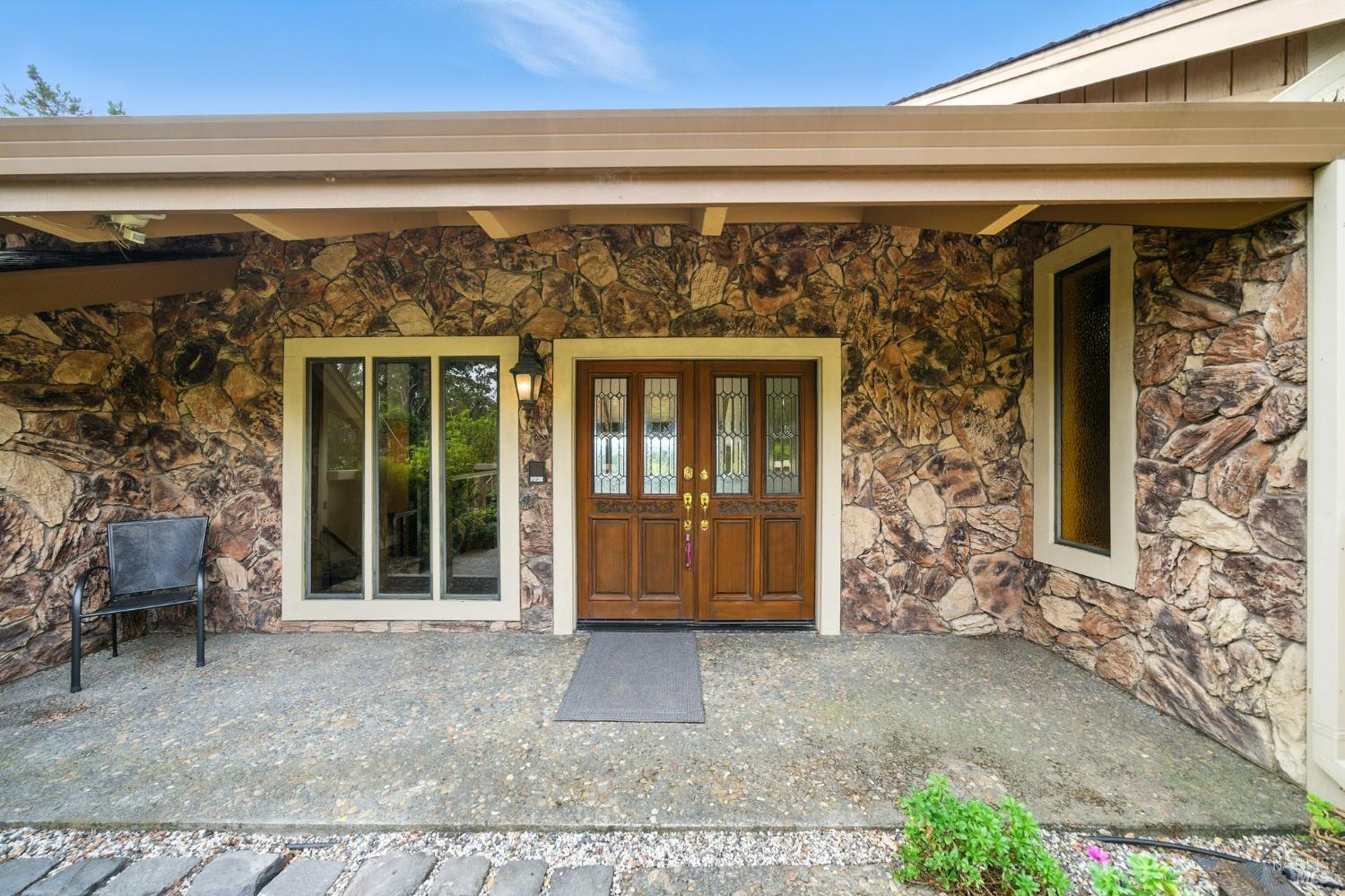 Detail Gallery Image 6 of 55 For 1 Lockton Ln, Novato,  CA 94945 - 4 Beds | 2/1 Baths
