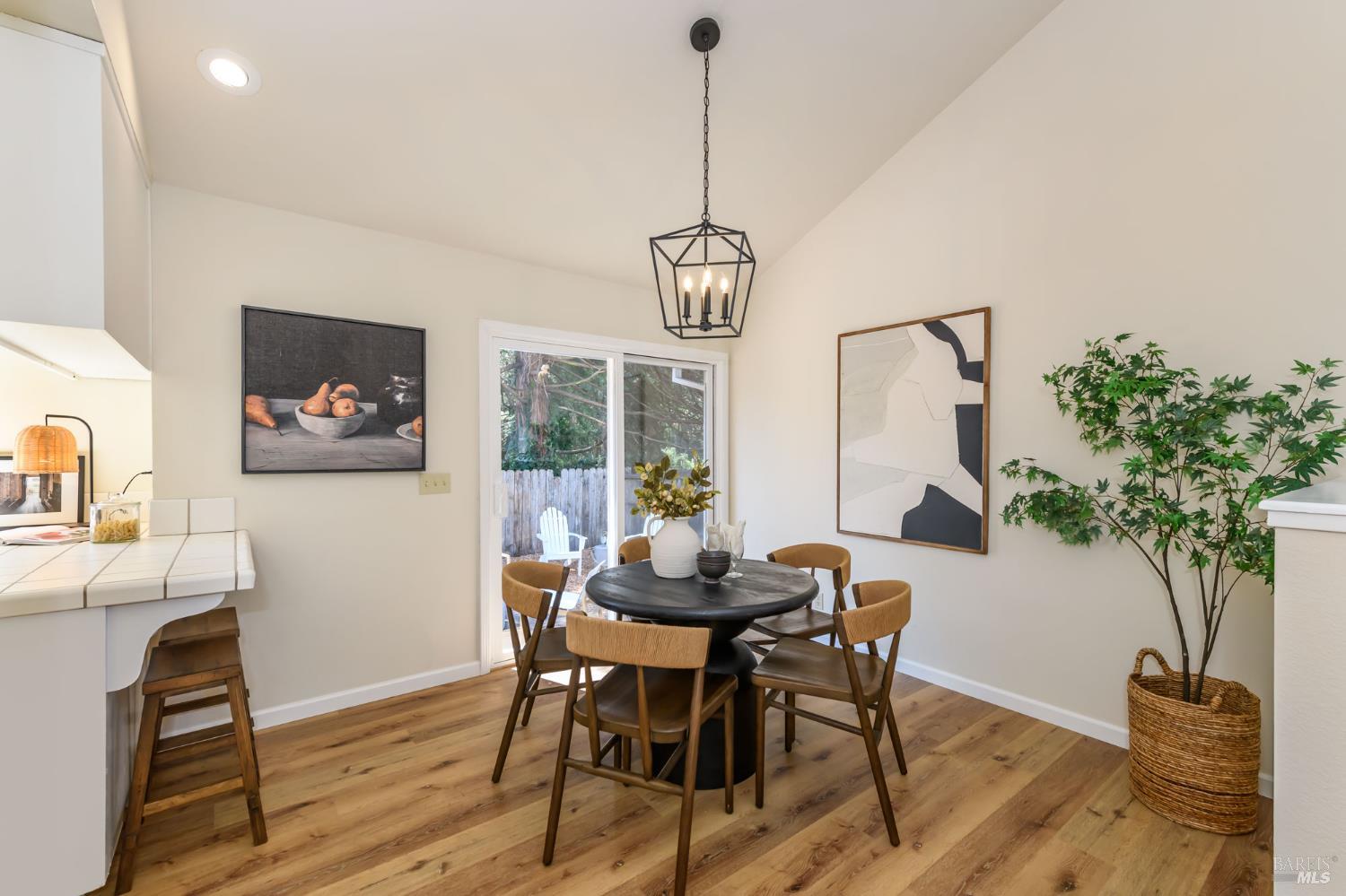 Detail Gallery Image 9 of 29 For 5086 Charmian Dr, Santa Rosa,  CA 95409 - 3 Beds | 2 Baths