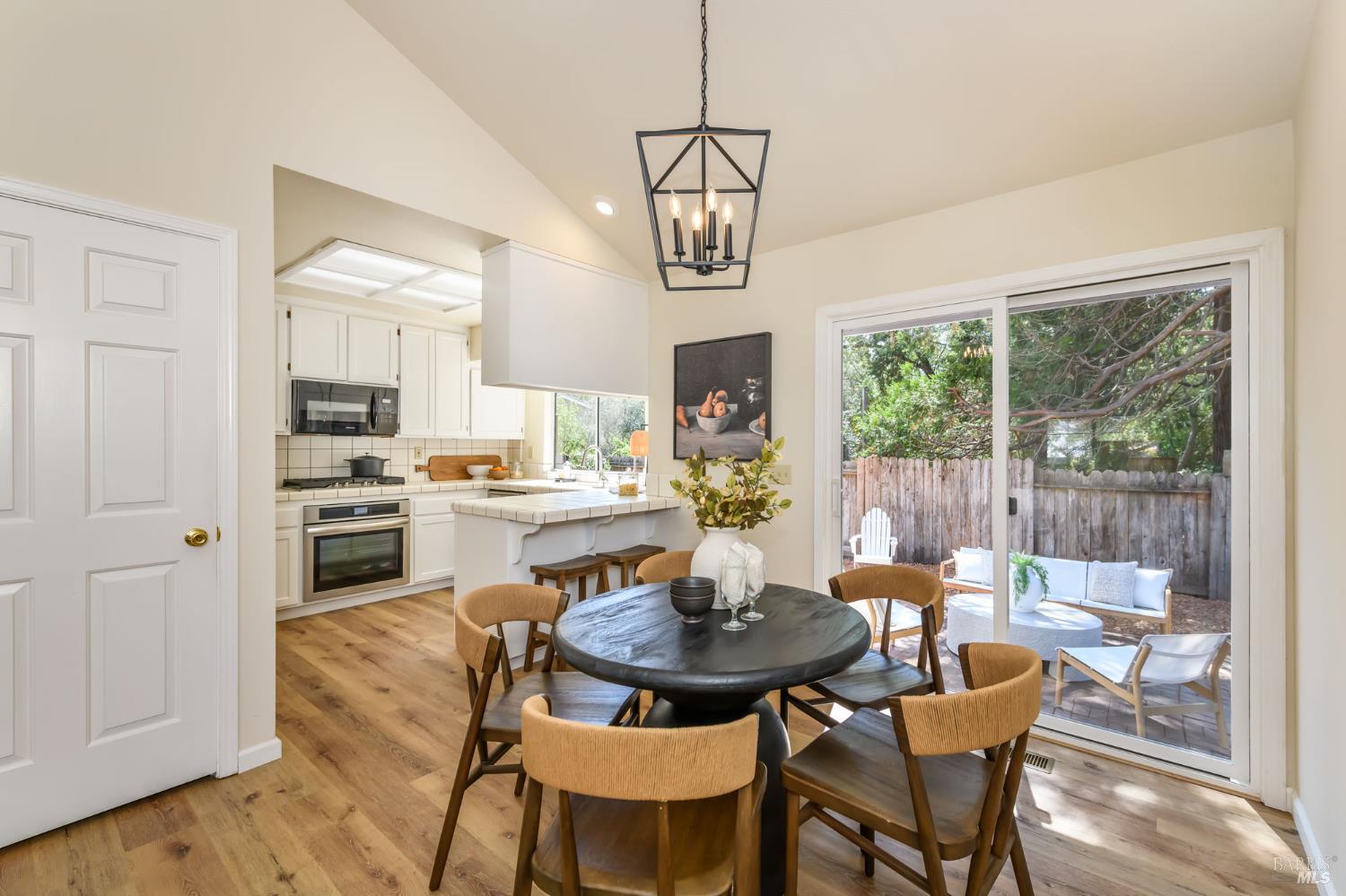 Detail Gallery Image 11 of 29 For 5086 Charmian Dr, Santa Rosa,  CA 95409 - 3 Beds | 2 Baths