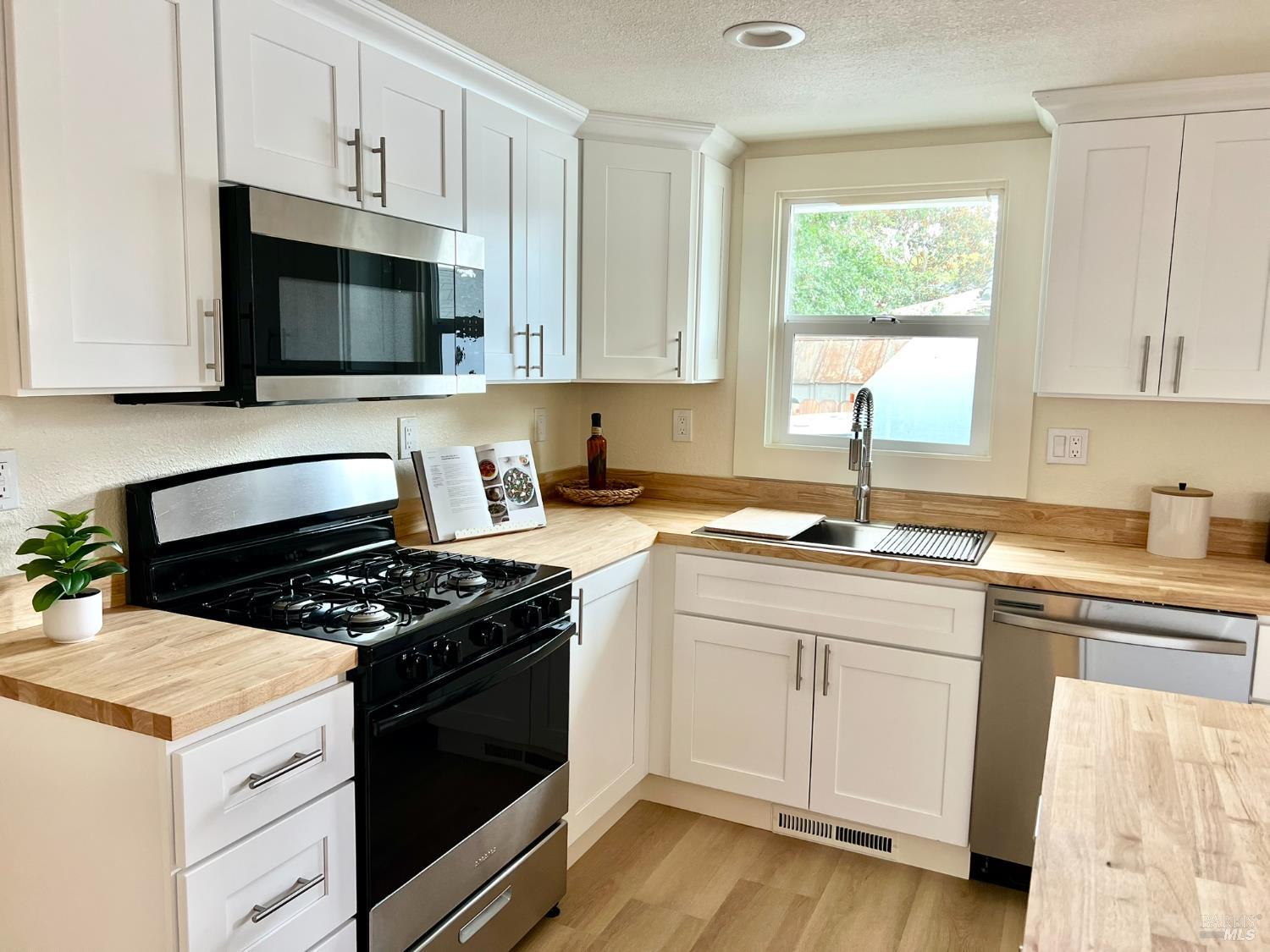 Detail Gallery Image 10 of 17 For 1617 G St, Napa,  CA 94559 - 2 Beds | 1 Baths