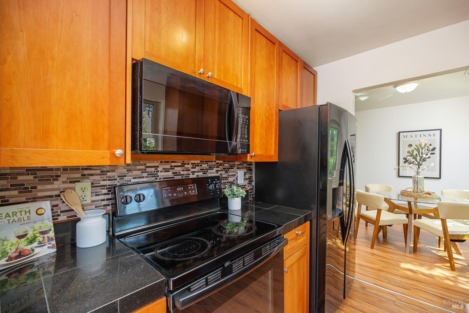 Detail Gallery Image 6 of 23 For 323 Silvio Ln, Novato,  CA 94947 - 2 Beds | 1 Baths