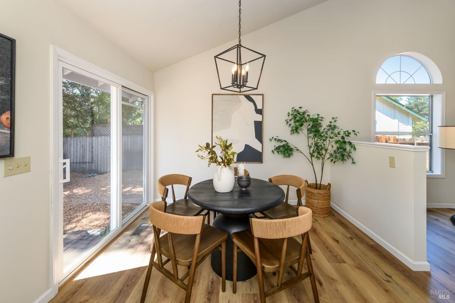 Detail Gallery Image 10 of 29 For 5086 Charmian Dr, Santa Rosa,  CA 95409 - 3 Beds | 2 Baths