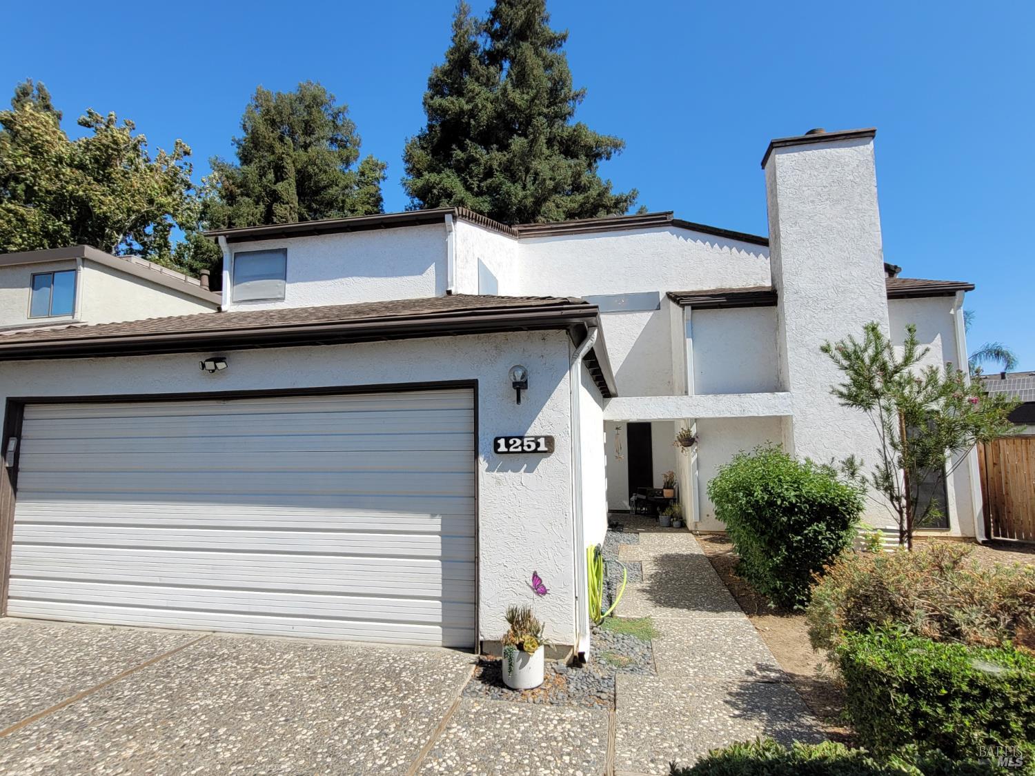 Detail Gallery Image 2 of 7 For 1251 Redwood Ct, Dixon,  CA 95620 - 4 Beds | 2/1 Baths