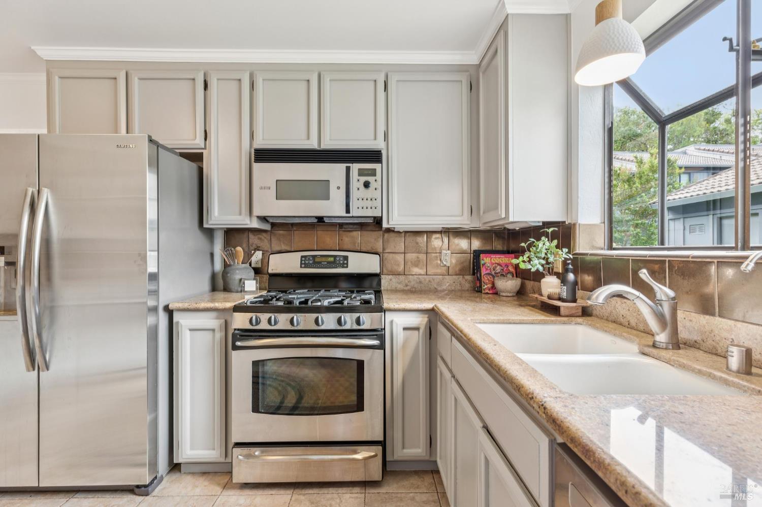 Detail Gallery Image 11 of 48 For 114 Aronia Ln, Novato,  CA 94945 - 3 Beds | 2/1 Baths