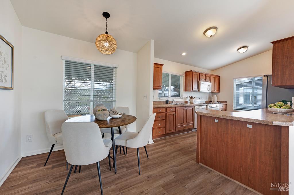 Detail Gallery Image 31 of 38 For 7 Oakwood Dr, Petaluma,  CA 94954 - 3 Beds | 2 Baths