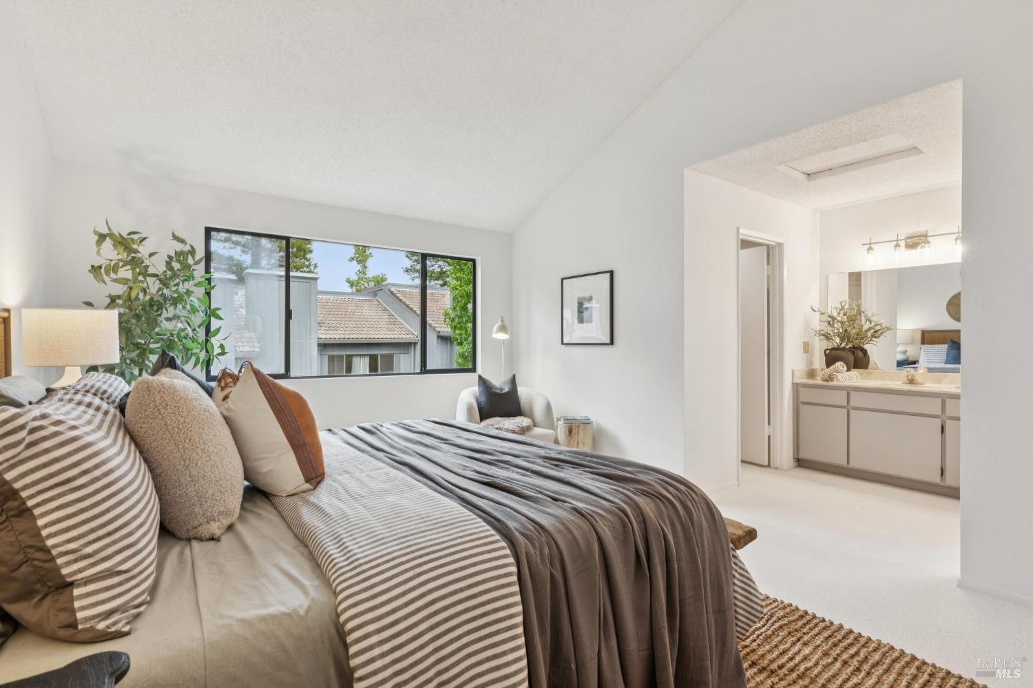 Detail Gallery Image 28 of 48 For 114 Aronia Ln, Novato,  CA 94945 - 3 Beds | 2/1 Baths
