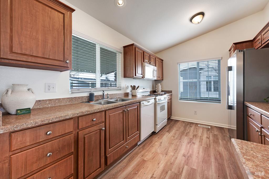 Detail Gallery Image 32 of 38 For 7 Oakwood Dr, Petaluma,  CA 94954 - 3 Beds | 2 Baths