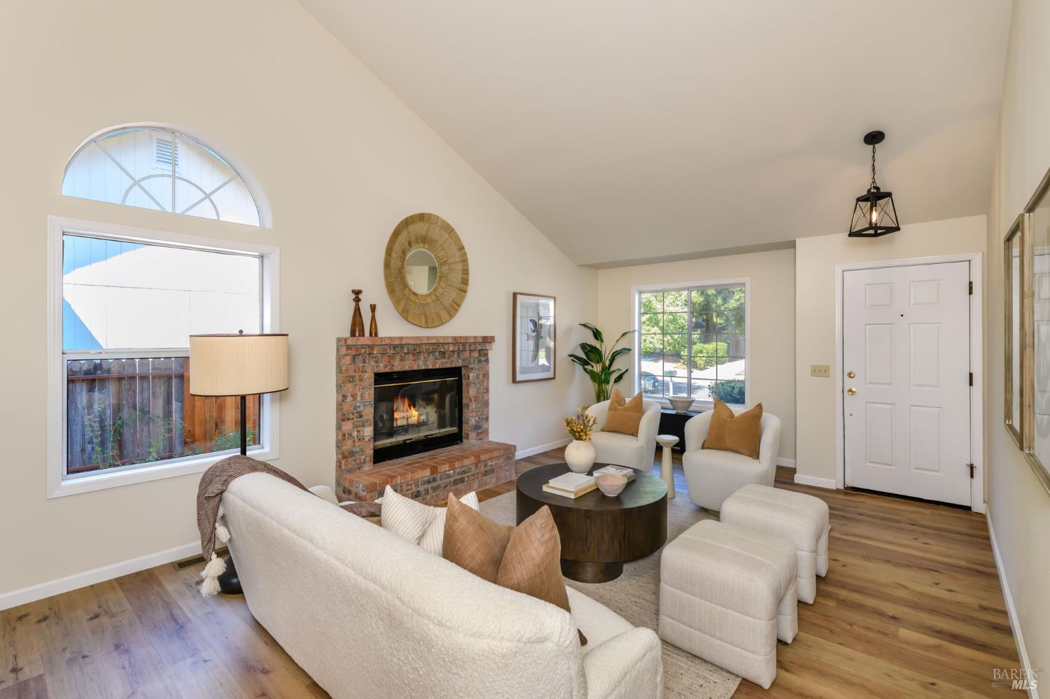 Detail Gallery Image 6 of 29 For 5086 Charmian Dr, Santa Rosa,  CA 95409 - 3 Beds | 2 Baths