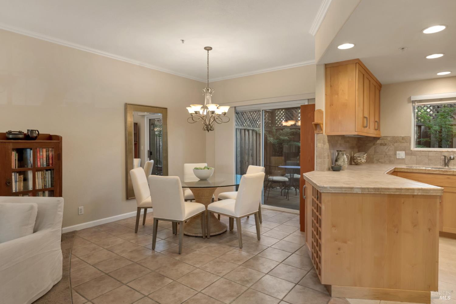 Detail Gallery Image 10 of 36 For 935 W Spain St #L,  Sonoma,  CA 95476 - 3 Beds | 2/1 Baths