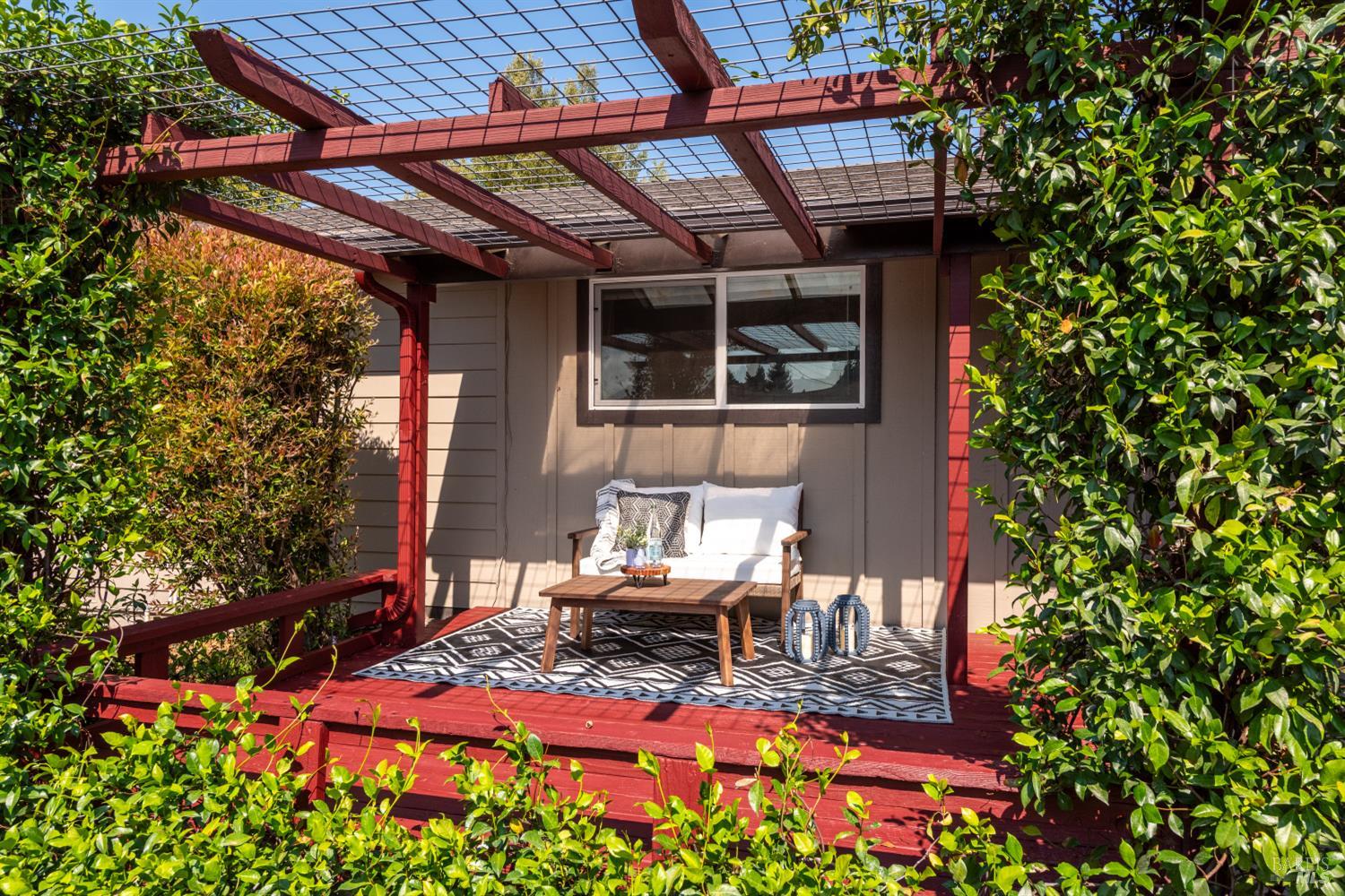 Detail Gallery Image 4 of 33 For 746 Bernadette Ave, Rohnert Park,  CA 94928 - 4 Beds | 2 Baths