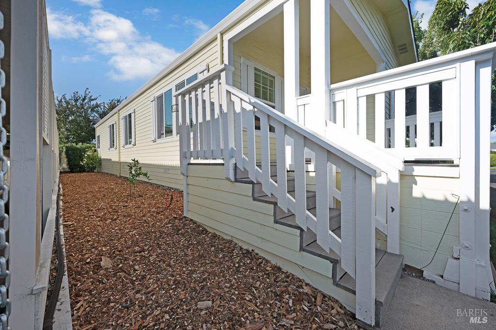 Detail Gallery Image 10 of 38 For 7 Oakwood Dr, Petaluma,  CA 94954 - 3 Beds | 2 Baths