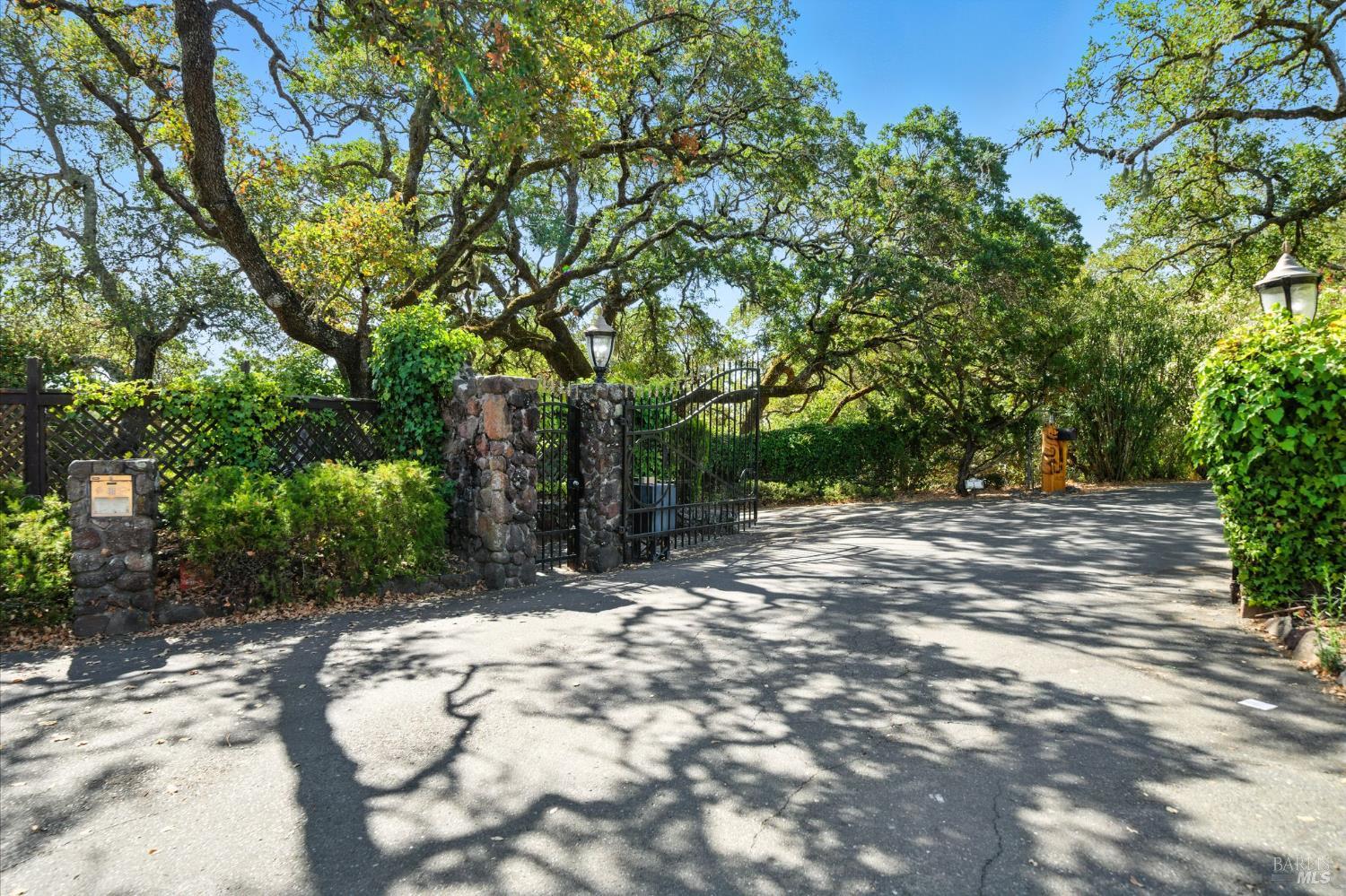 Detail Gallery Image 2 of 55 For 1 Lockton Ln, Novato,  CA 94945 - 4 Beds | 2/1 Baths