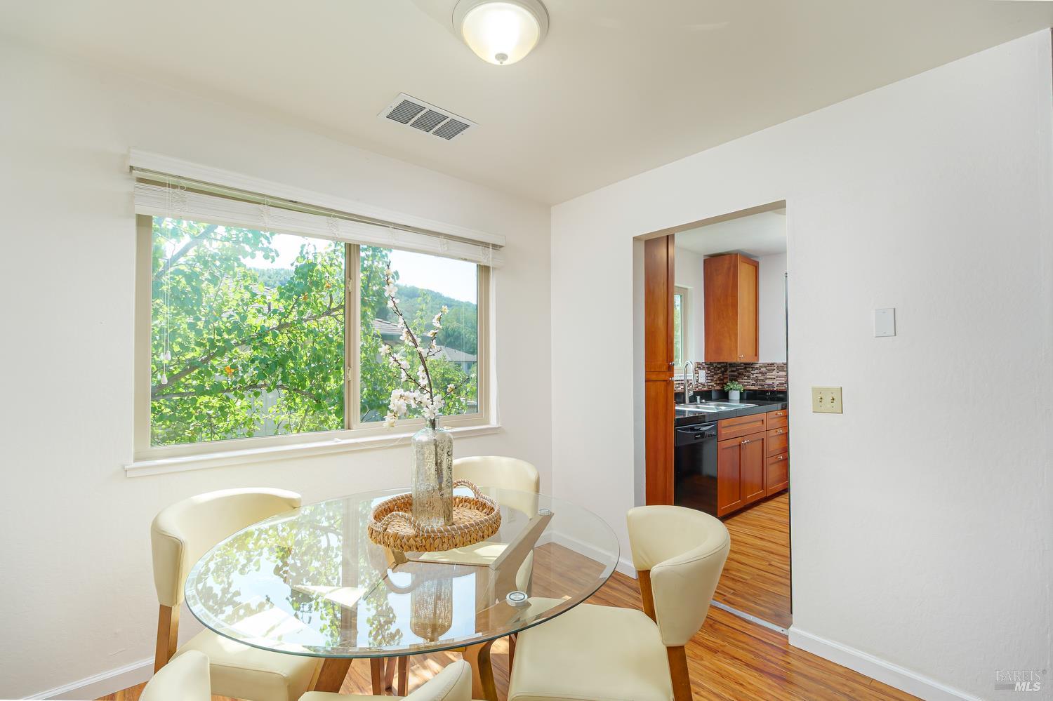 Detail Gallery Image 8 of 23 For 323 Silvio Ln, Novato,  CA 94947 - 2 Beds | 1 Baths