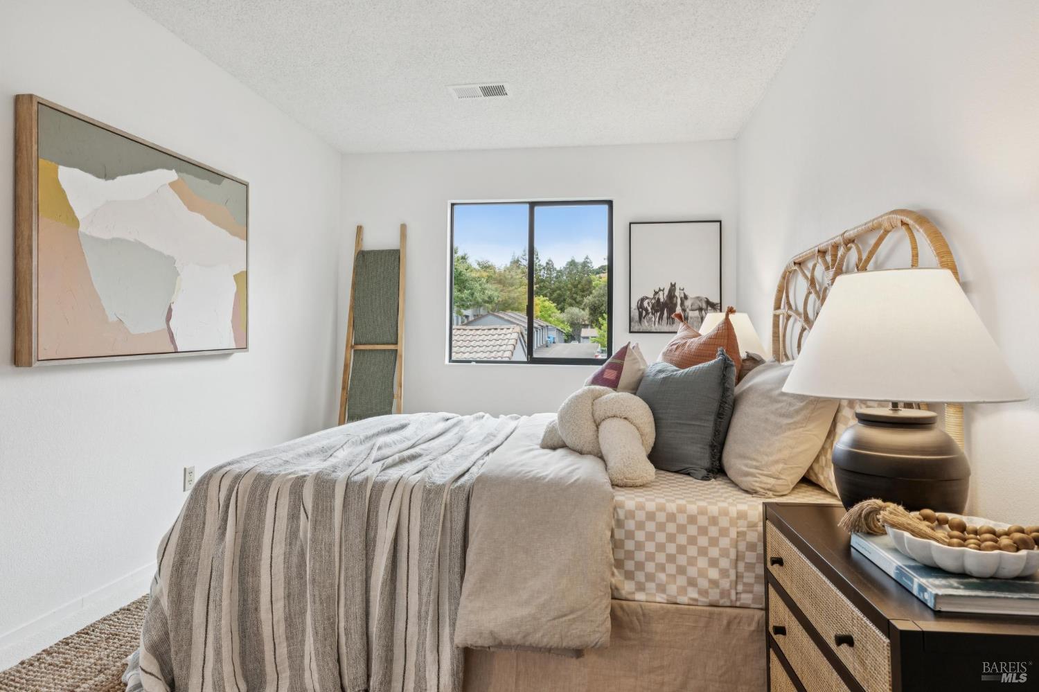 Detail Gallery Image 34 of 48 For 114 Aronia Ln, Novato,  CA 94945 - 3 Beds | 2/1 Baths