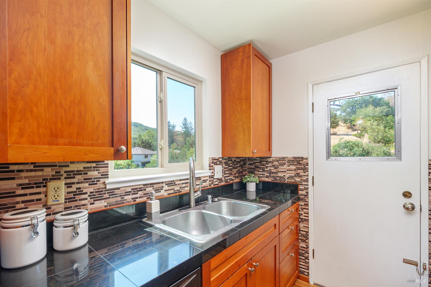 Detail Gallery Image 7 of 23 For 323 Silvio Ln, Novato,  CA 94947 - 2 Beds | 1 Baths