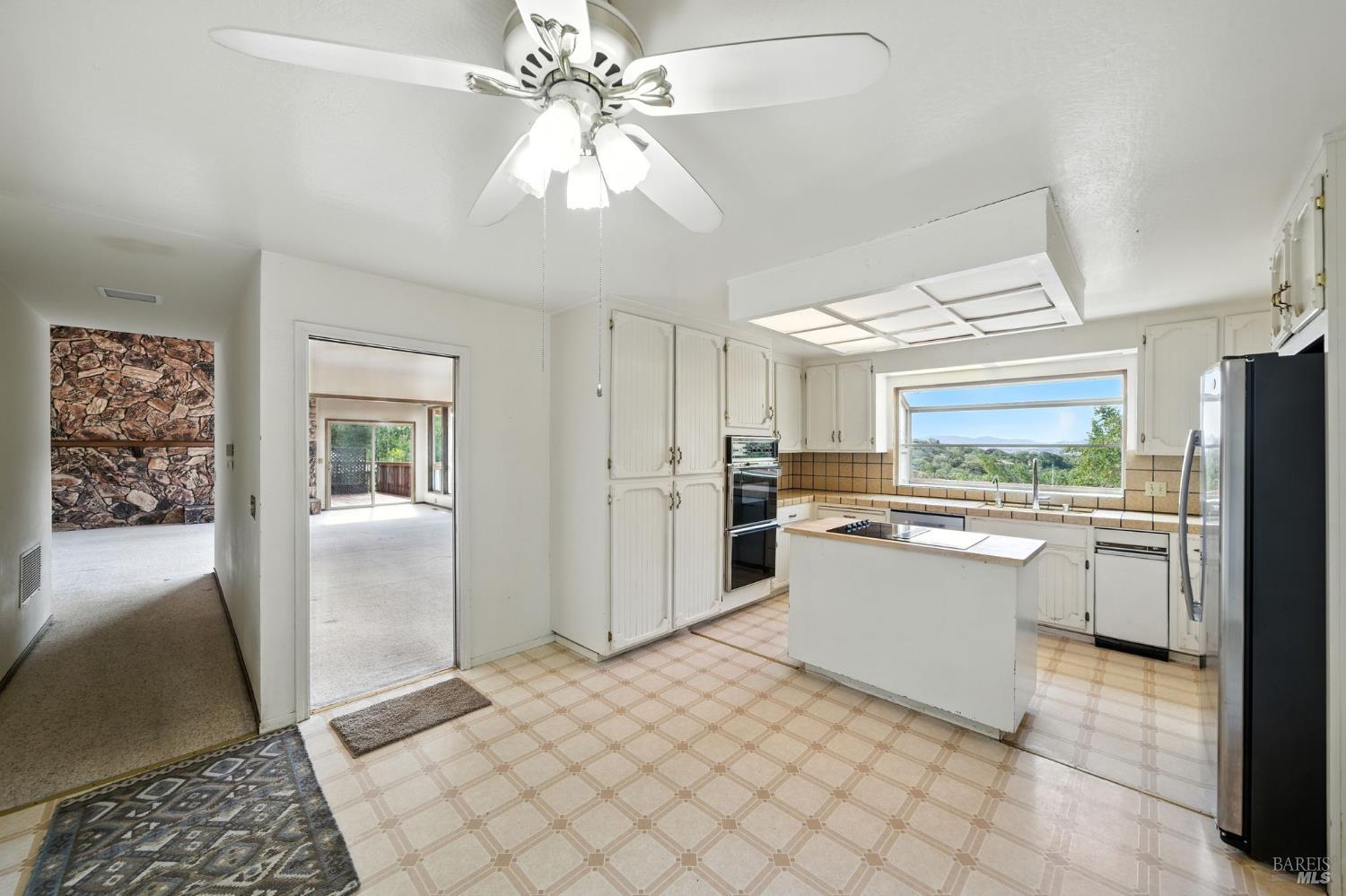 Detail Gallery Image 13 of 55 For 1 Lockton Ln, Novato,  CA 94945 - 4 Beds | 2/1 Baths