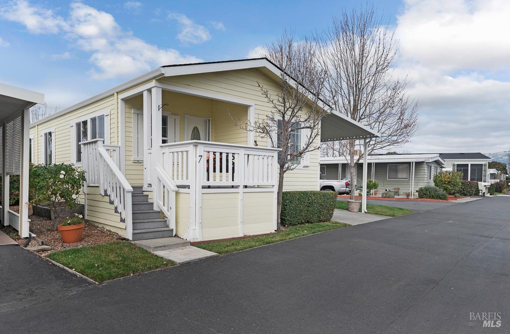 Detail Gallery Image 4 of 38 For 7 Oakwood Dr, Petaluma,  CA 94954 - 3 Beds | 2 Baths