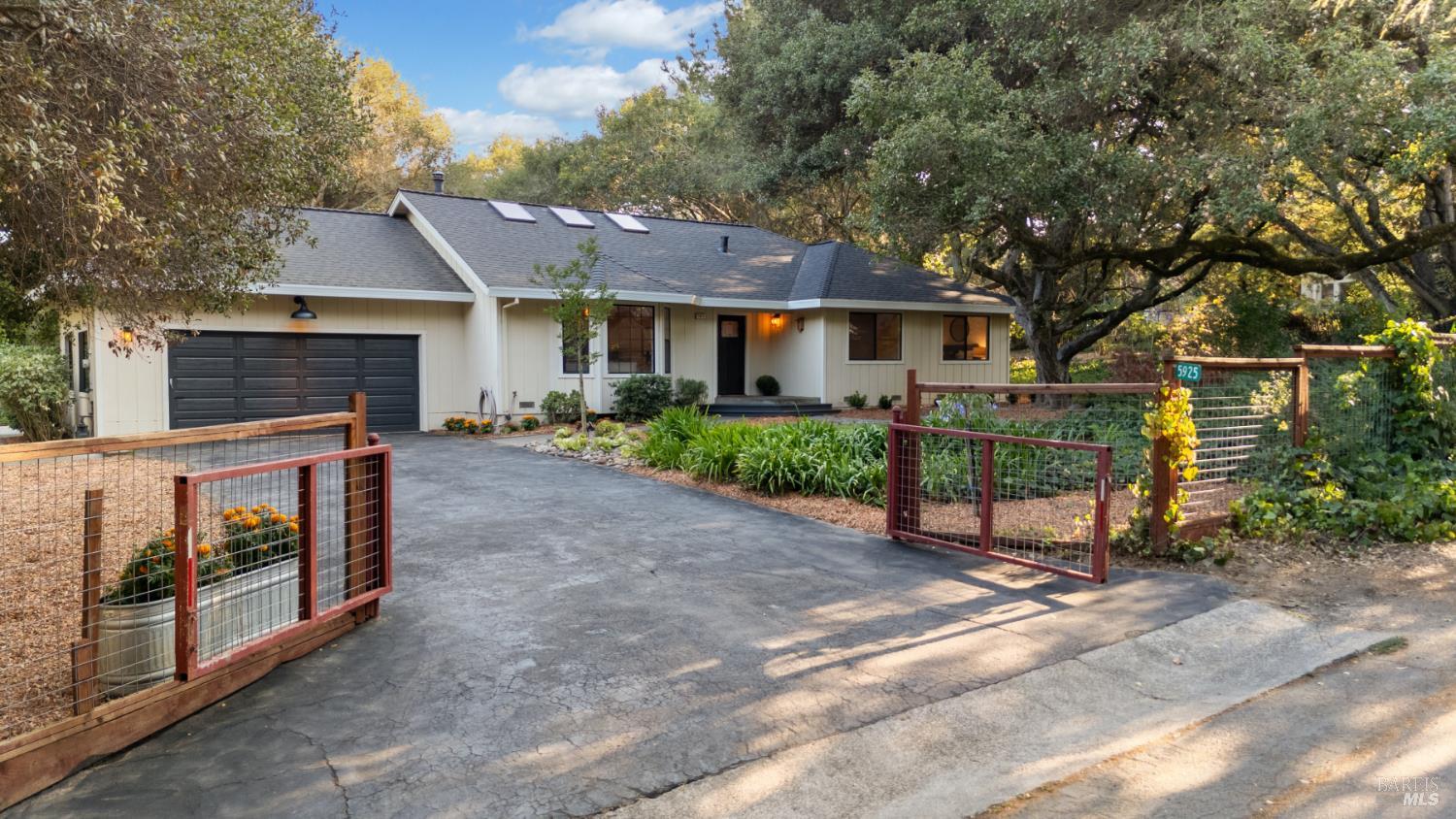 Detail Gallery Image 3 of 59 For 5925 Fredricks Rd, Sebastopol,  CA 95472 - 3 Beds | 2 Baths