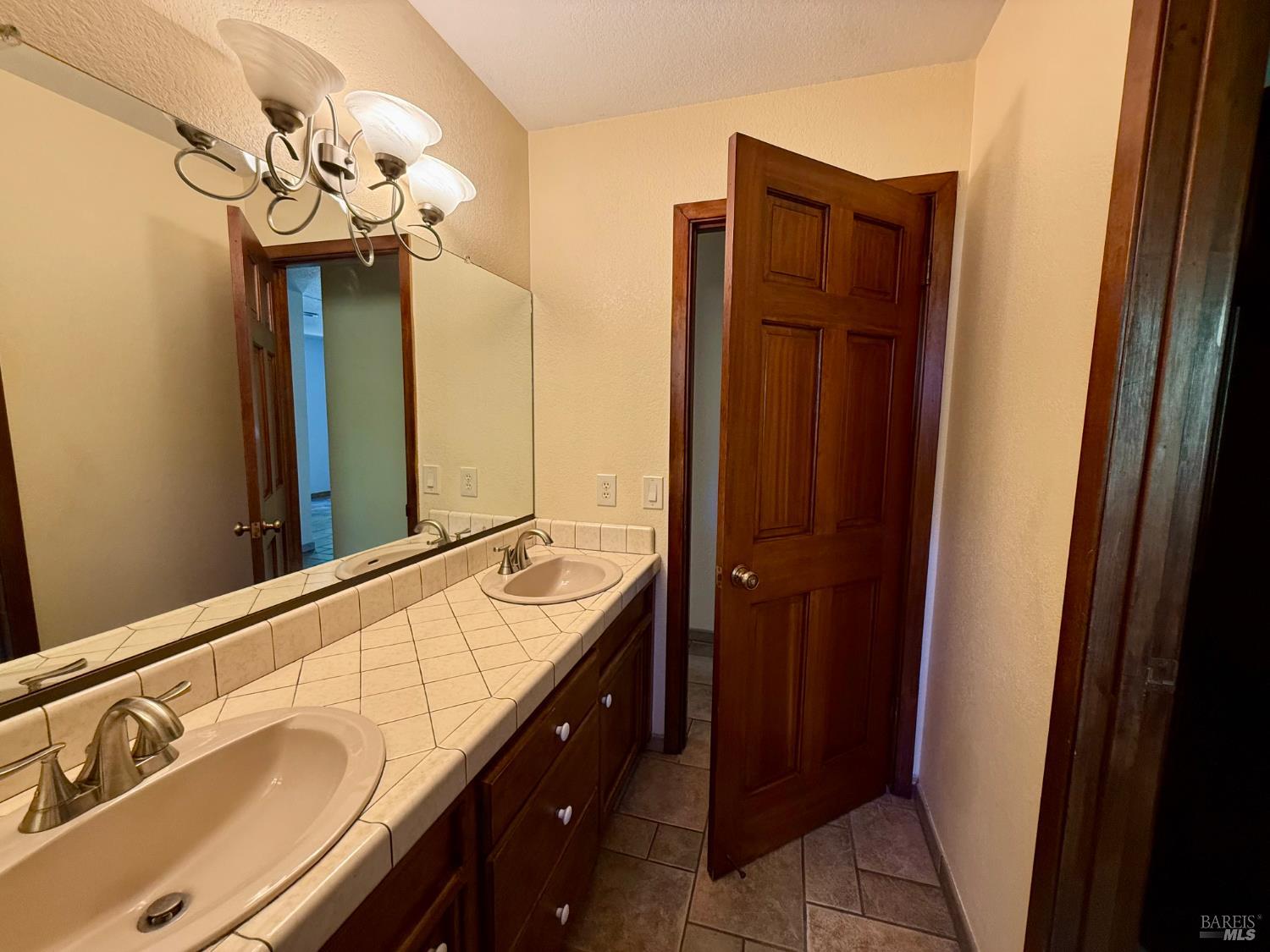 Detail Gallery Image 18 of 31 For 1461 Meadow Dr, Ukiah,  CA 95482 - 3 Beds | 1/1 Baths
