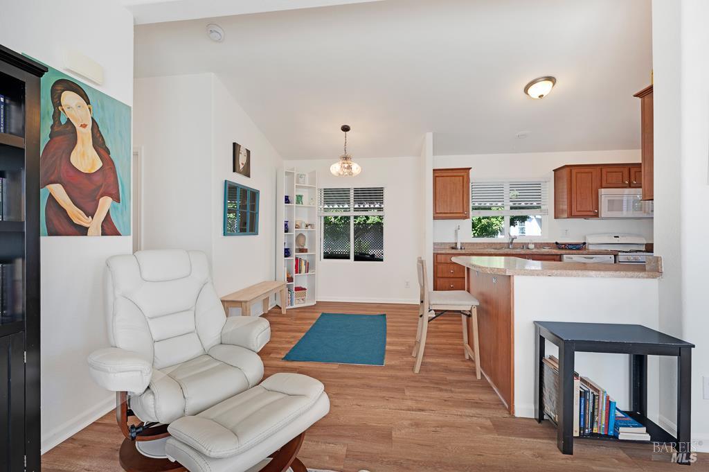 Detail Gallery Image 12 of 38 For 7 Oakwood Dr, Petaluma,  CA 94954 - 3 Beds | 2 Baths