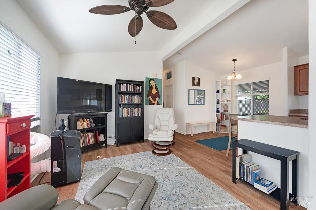 Detail Gallery Image 11 of 38 For 7 Oakwood Dr, Petaluma,  CA 94954 - 3 Beds | 2 Baths