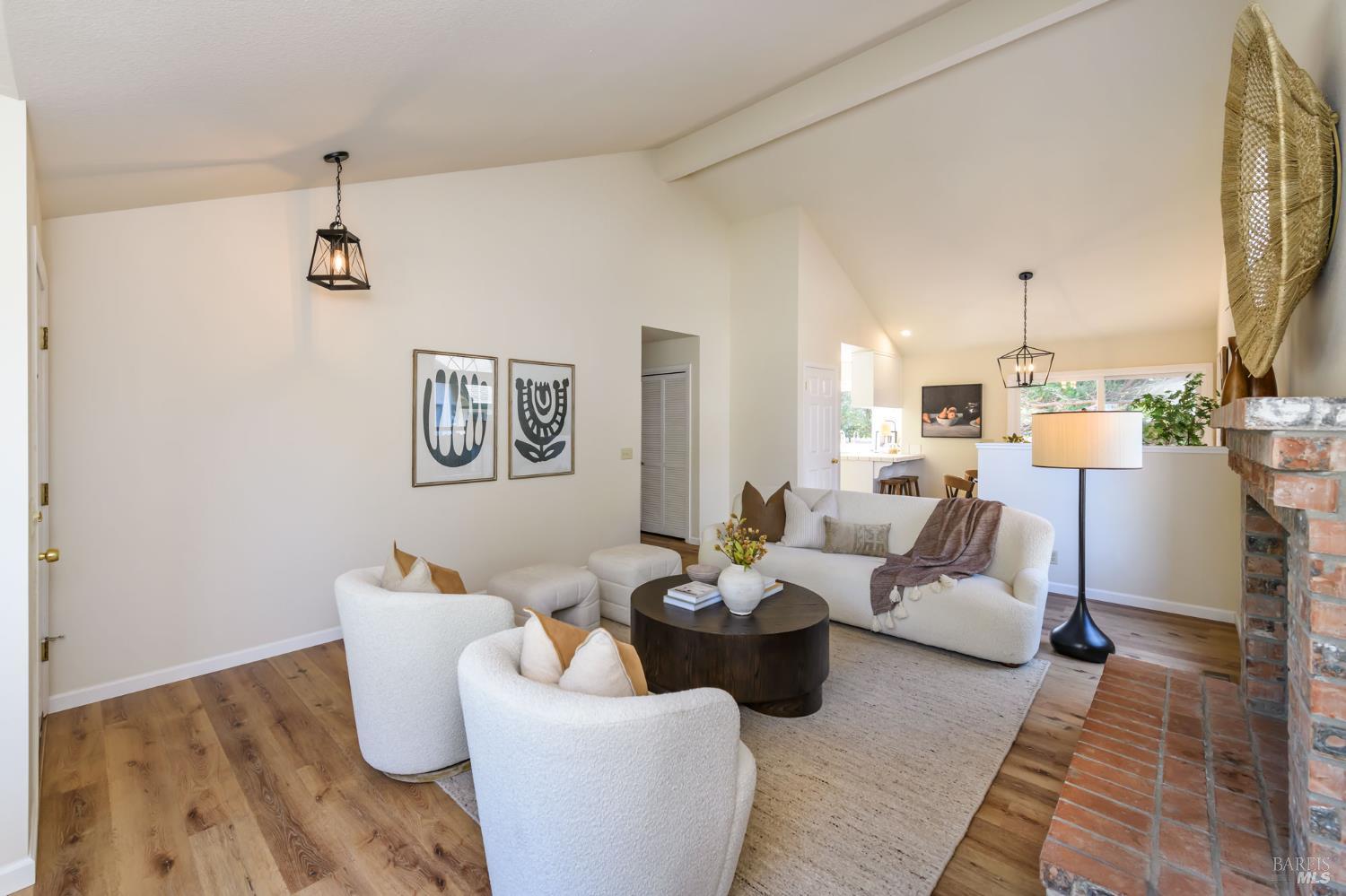 Detail Gallery Image 8 of 29 For 5086 Charmian Dr, Santa Rosa,  CA 95409 - 3 Beds | 2 Baths