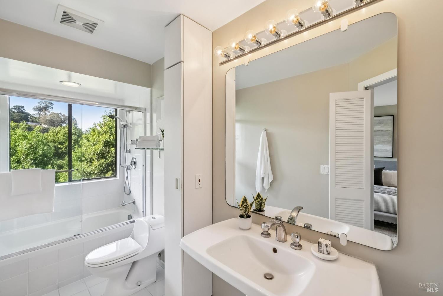 Detail Gallery Image 40 of 51 For 184 Santa Rosa Ave, Sausalito,  CA 94965 - 3 Beds | 2/1 Baths