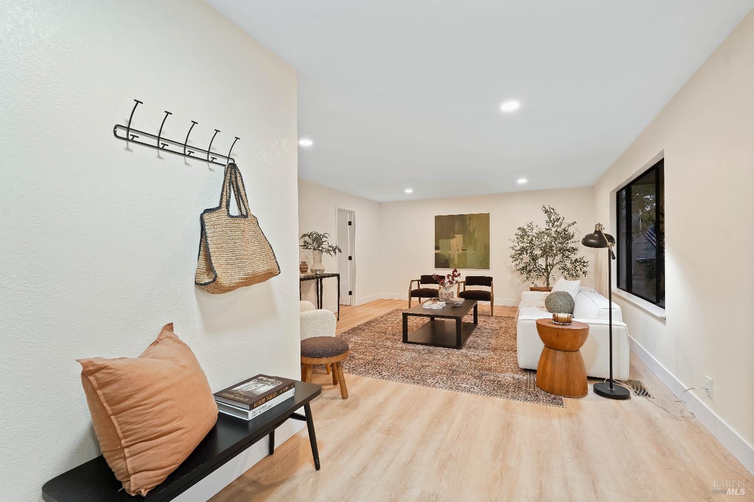Detail Gallery Image 4 of 79 For 119 Woodstock Cir, Vacaville,  CA 95687 - 4 Beds | 2/1 Baths