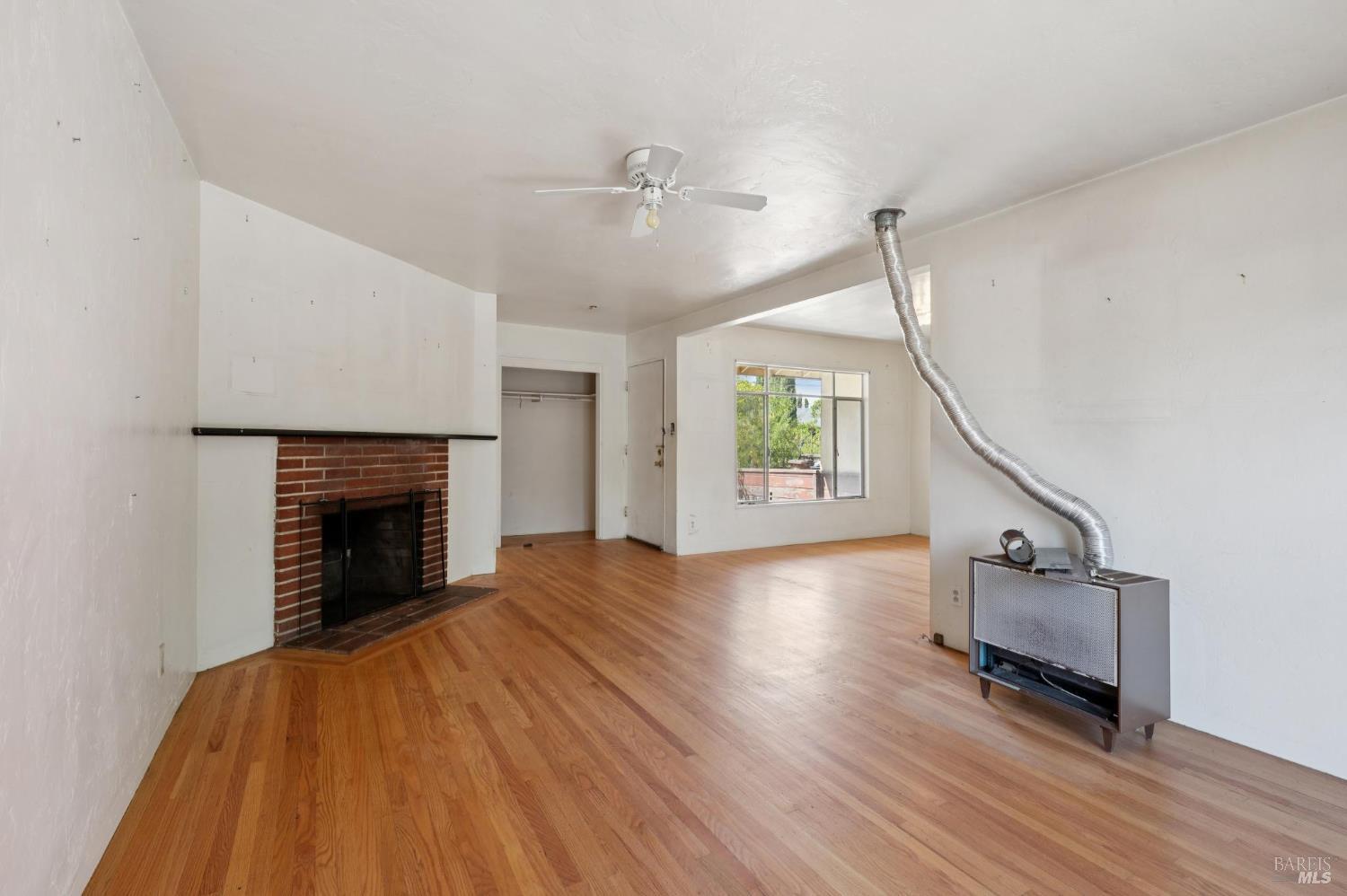 Detail Gallery Image 4 of 10 For 106 La Pasada Way, San Rafael,  CA 94903 - 3 Beds | 1 Baths