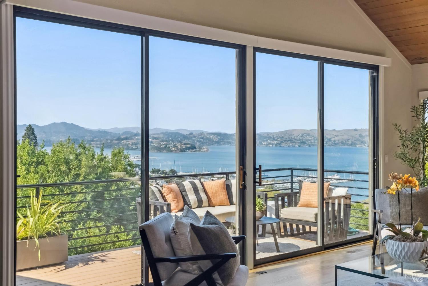 Detail Gallery Image 6 of 51 For 184 Santa Rosa Ave, Sausalito,  CA 94965 - 3 Beds | 2/1 Baths