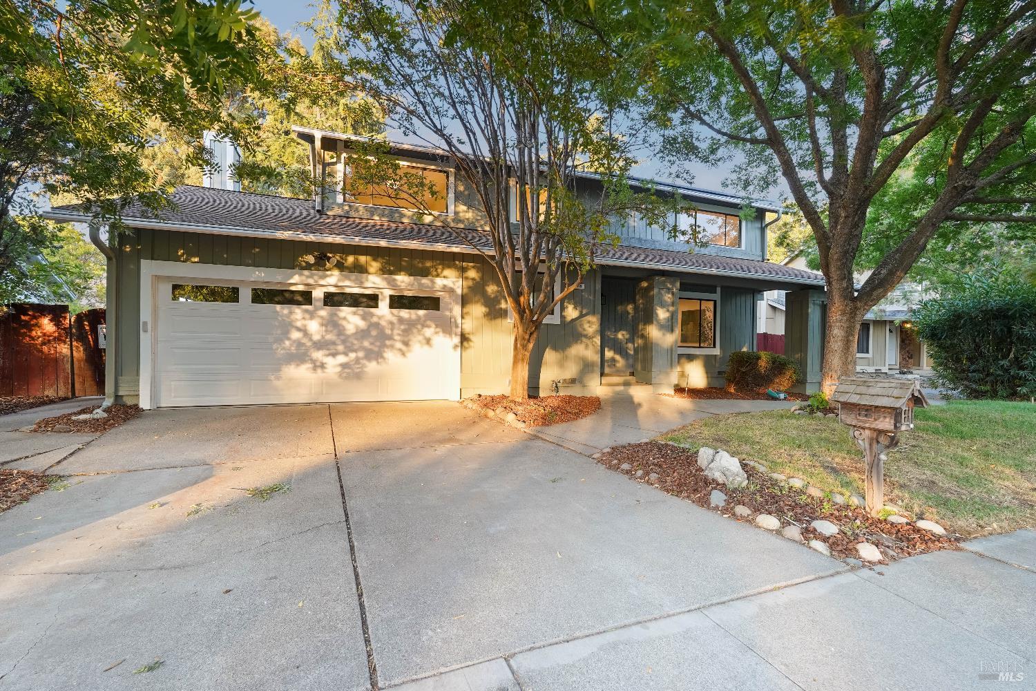 Detail Gallery Image 3 of 79 For 119 Woodstock Cir, Vacaville,  CA 95687 - 4 Beds | 2/1 Baths