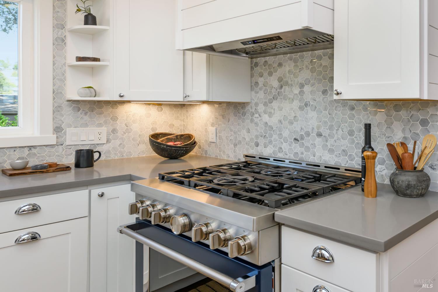 Detail Gallery Image 12 of 43 For 45 Harte Ave, San Rafael,  CA 94901 - 3 Beds | 2 Baths