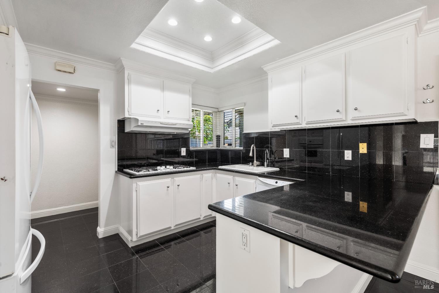 Detail Gallery Image 5 of 27 For 2706 Kendrick Cir, San Jose,  CA 95121 - 3 Beds | 2 Baths