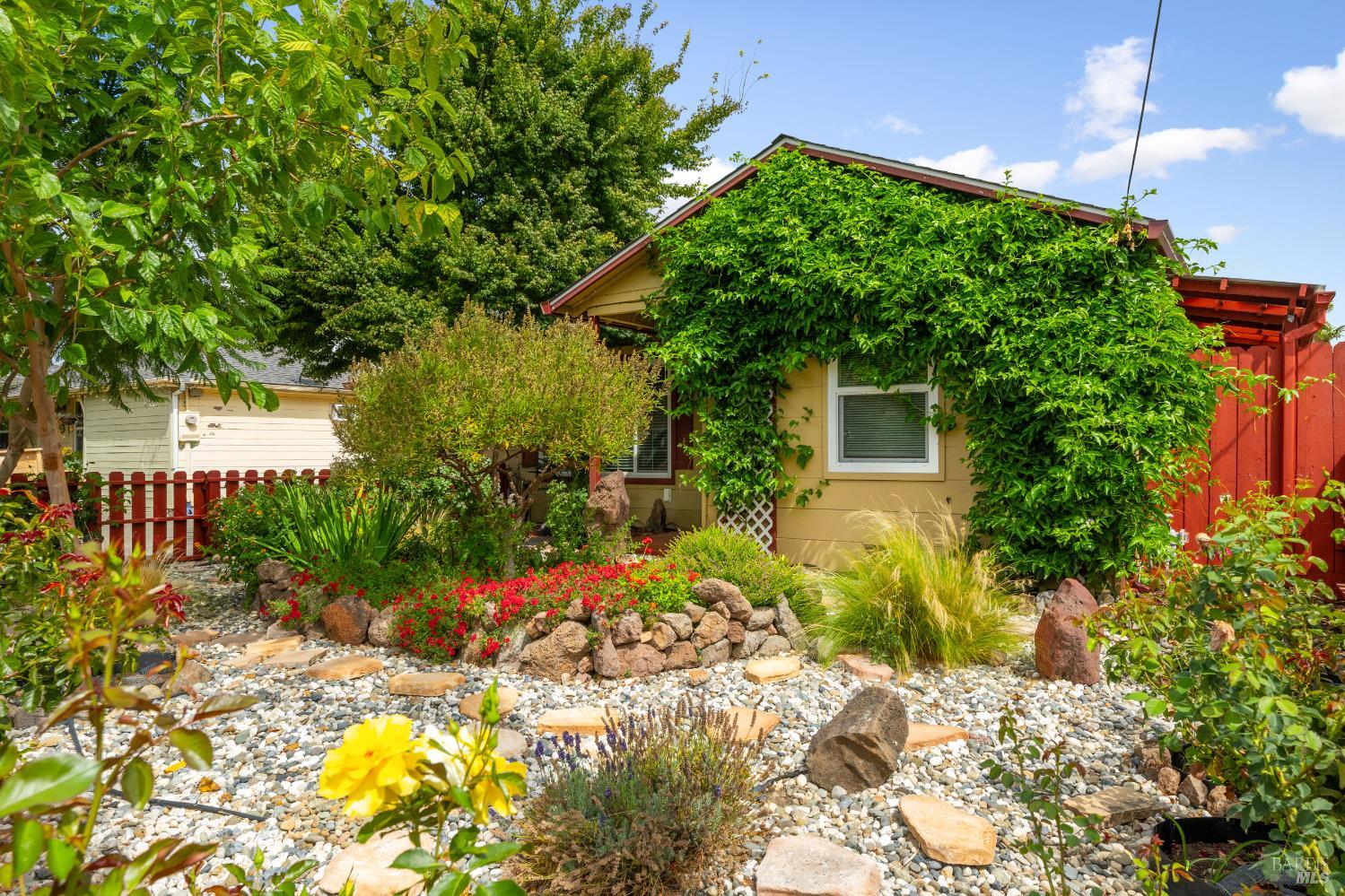 Detail Gallery Image 4 of 45 For 72 Bellevue Ave, Napa,  CA 94558 - 2 Beds | 1 Baths