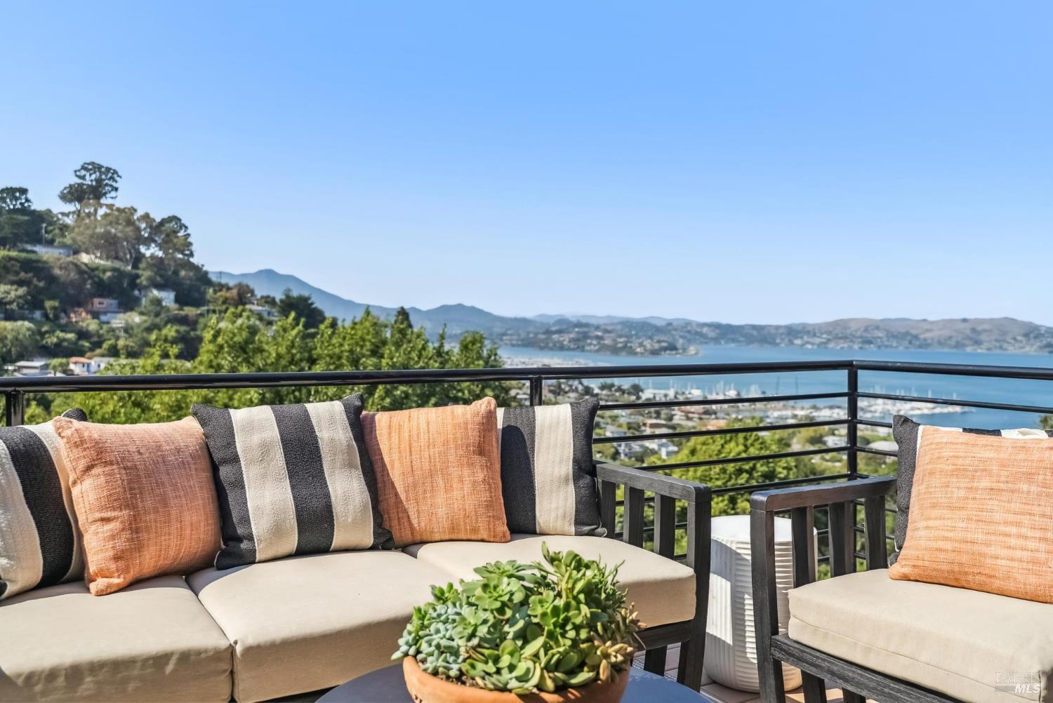 Detail Gallery Image 8 of 51 For 184 Santa Rosa Ave, Sausalito,  CA 94965 - 3 Beds | 2/1 Baths