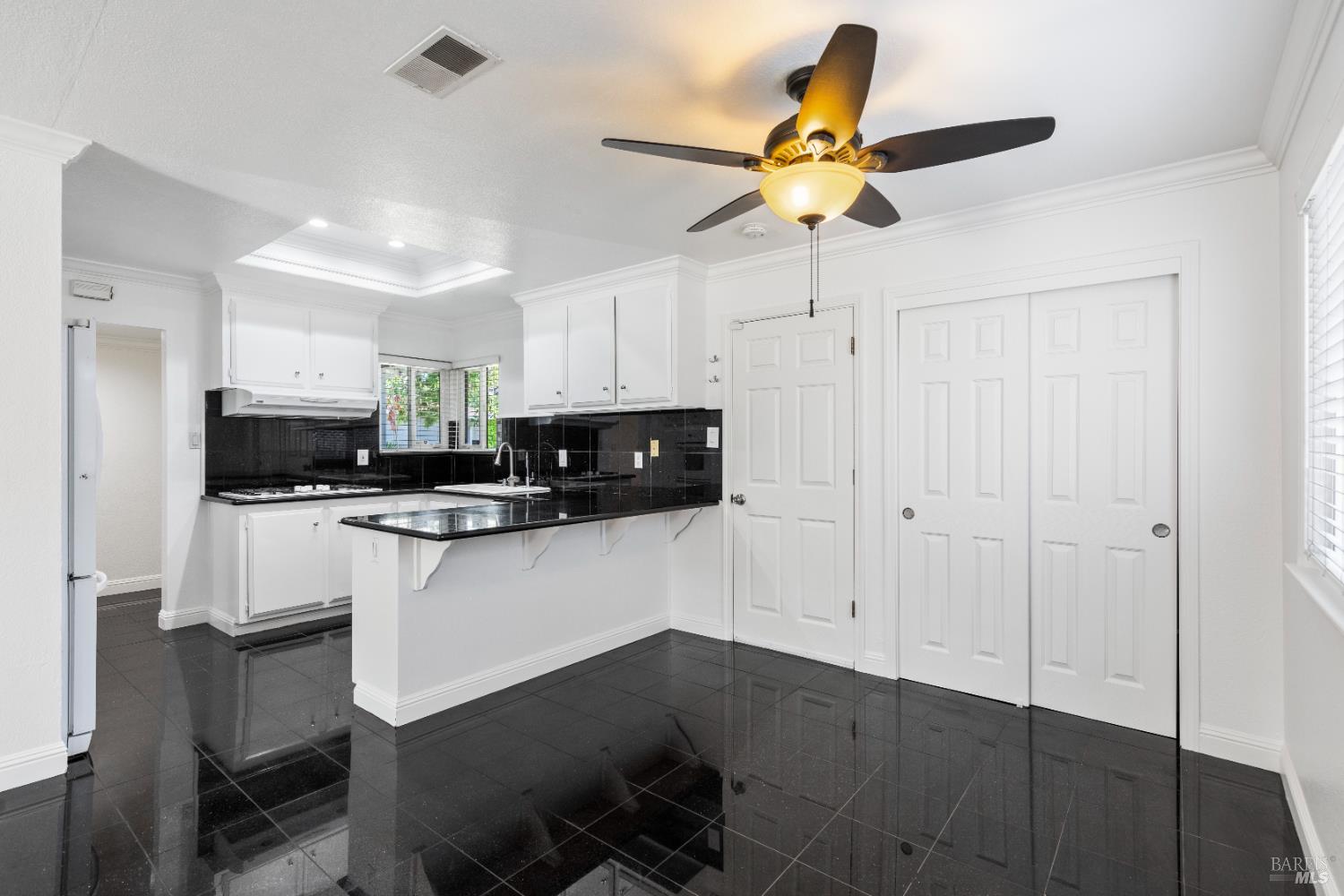 Detail Gallery Image 2 of 27 For 2706 Kendrick Cir, San Jose,  CA 95121 - 3 Beds | 2 Baths