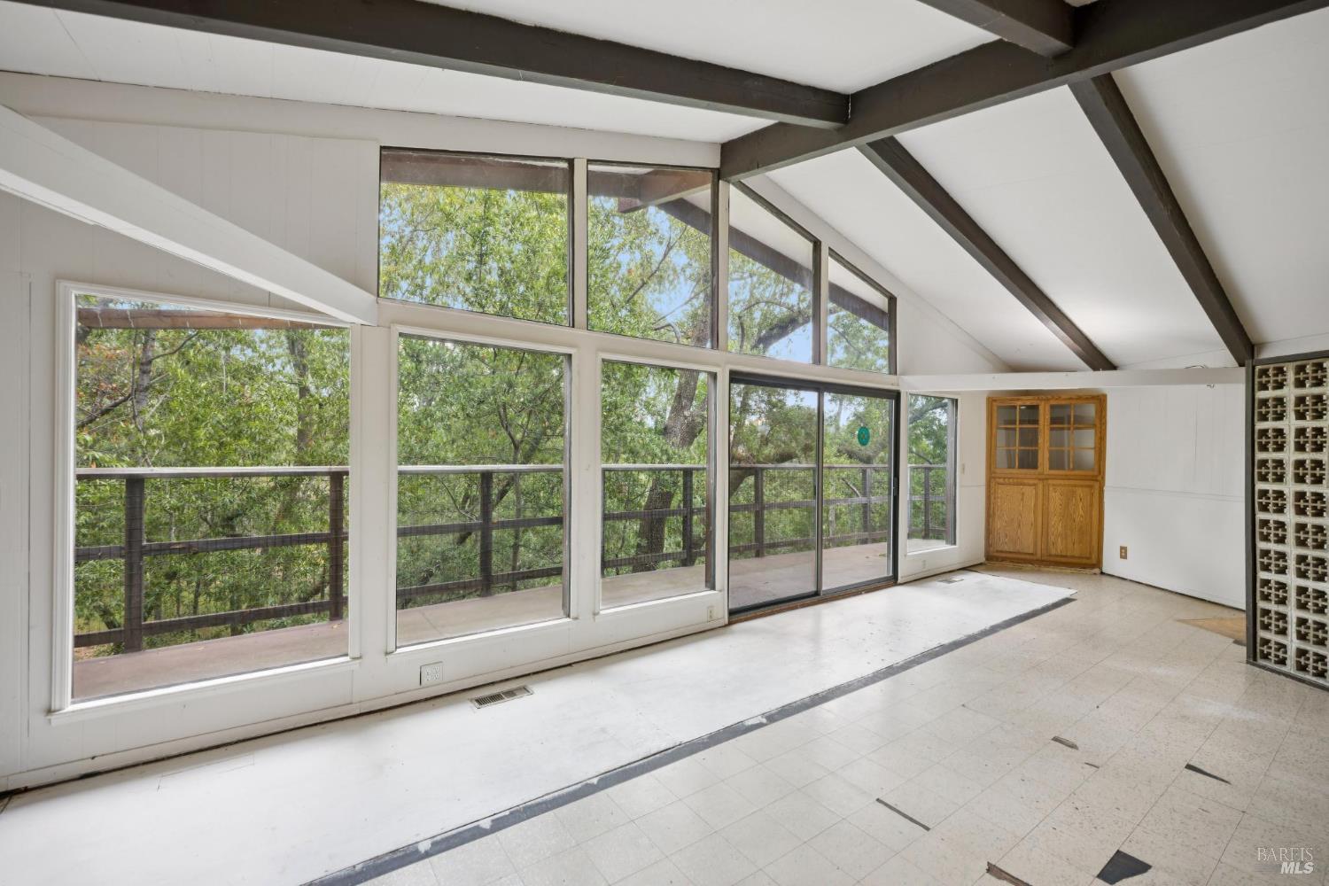 Detail Gallery Image 2 of 11 For 739 Redwood Rd, San Anselmo,  CA 94960 - 3 Beds | 2 Baths