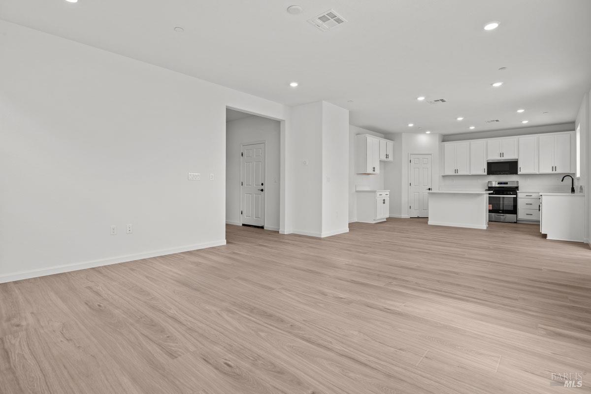 Detail Gallery Image 5 of 17 For 5413 Riverview Ln, Antioch,  CA 94531 - 4 Beds | 3 Baths
